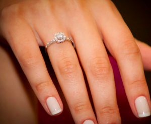Anel em ouro branco cravejado de diamantes ideal para noivas exuberantes.